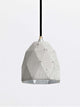 Gantlights T1 Pendelleuchte Beton mit geometrischem Beton-Schirm und edlen Metallakzenten.
