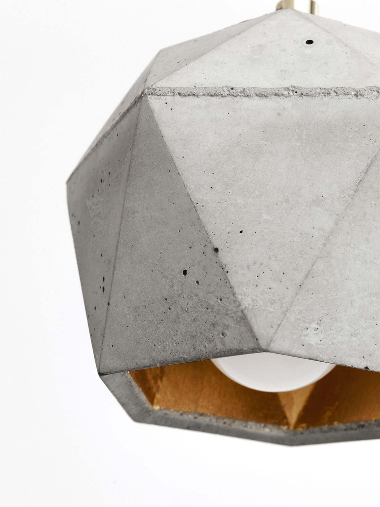 Gantlights T2 Hängelampe Beton dimmbar in modernem, geometrischem Design mit Blattgold-Innenbeschichtung.