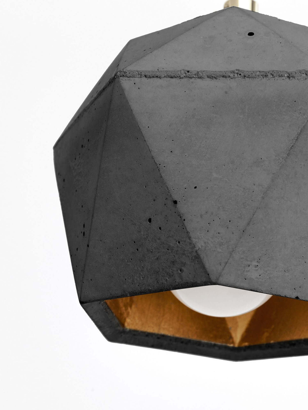 Gantlights T2 Hängelampe Beton dimmbar aus handgegossenem Beton mit goldener Innenbeschichtung.