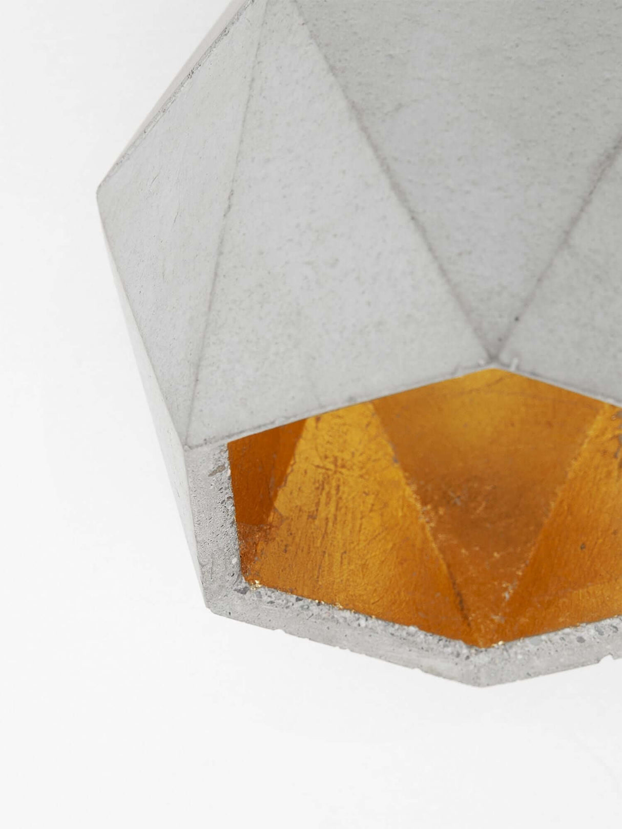 Gantlights T2-Up Tischlampe Beton mit geometrischem Design und goldener Innenbeschichtung