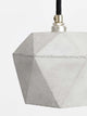 Gantlights T2-Up Tischlampe Beton, geometrische Tischlampe aus hellgrauem Beton mit edlen Metallakzenten.