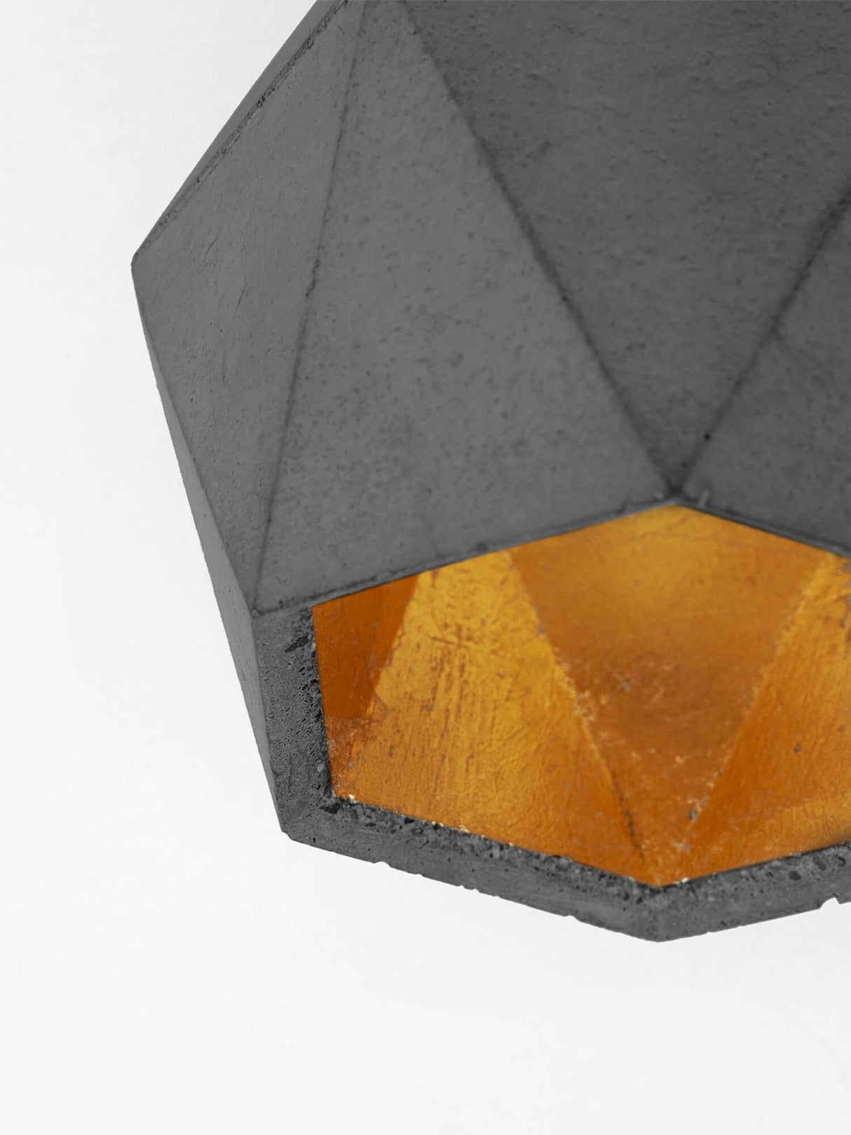 Gantlights T2-Up Tischlampe Beton mit geometrischem Design und goldener Innenseite.