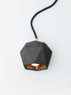 Gantlights T2-Up Tischlampe Beton in geometrischem Design mit goldener Innenseite.