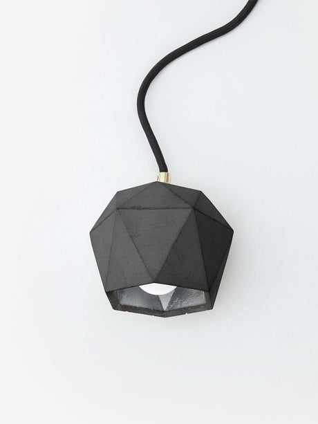 Gantlights T2-Up Tischlampe Beton in geometrischer Form aus schwarzem Beton mit schwarzem Kabel.