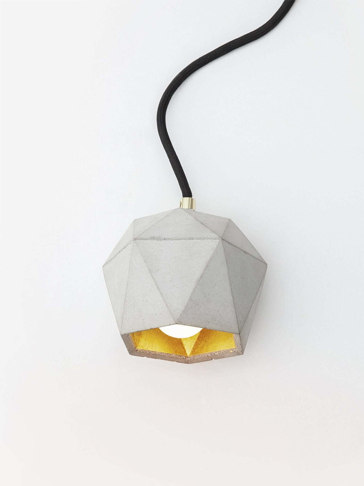 Gantlights T2-Up Tischlampe Beton mit geometrischem Design und goldenem Innenraum.
