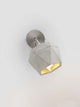 Gantlights T2 Wandspot Beton trianguliert in hellgrauem Beton mit warmem Licht, elegantes Design.
