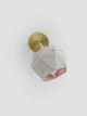 Gantlights T2 Wandspot Beton trianguliert, moderne Wandlampe aus hellgrauem Beton mit goldenen und rosa Akzenten.