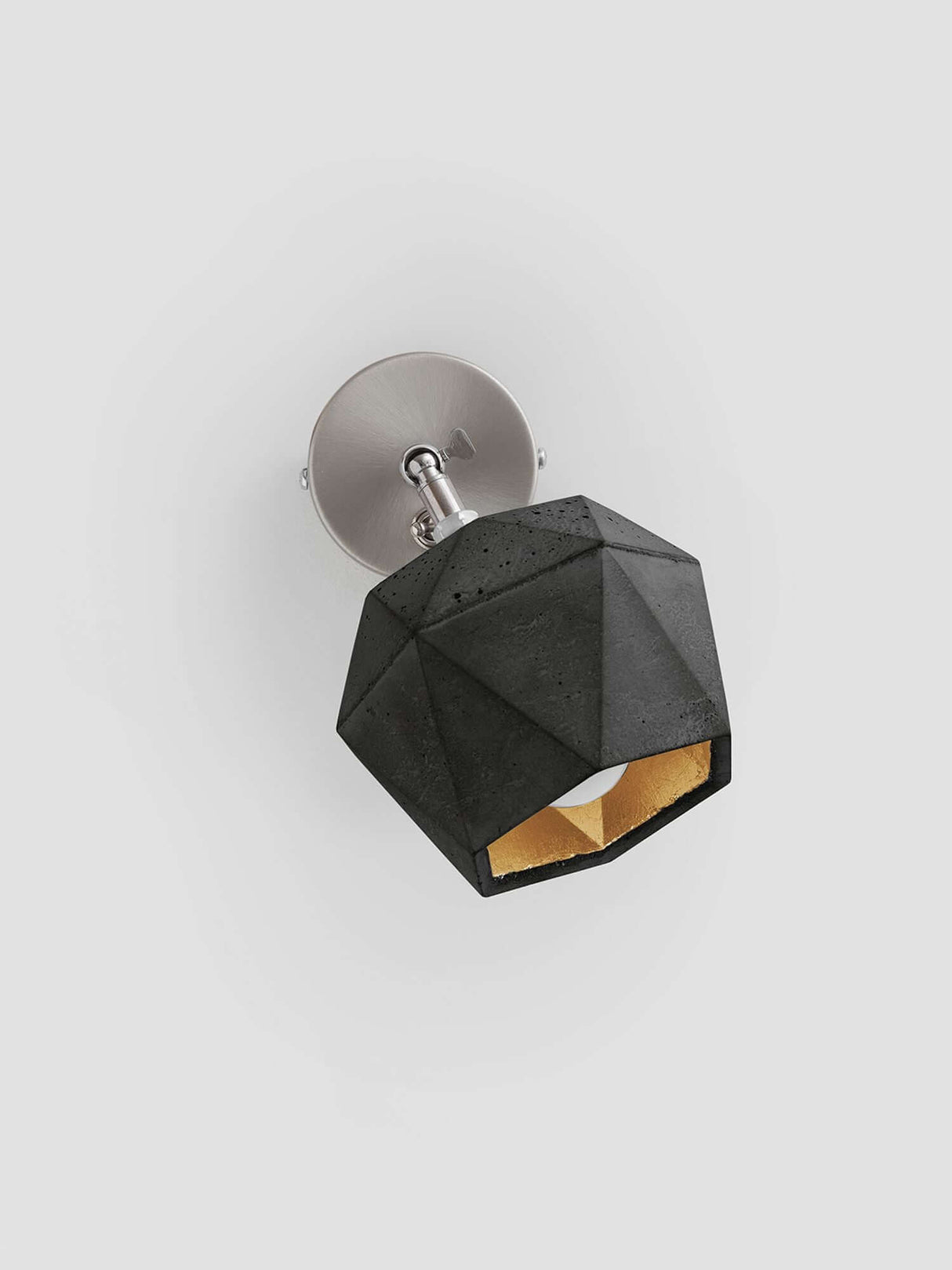 Gantlights T2 Wandspot Beton trianguliert in schwarzem Beton mit goldener Innenbeschichtung.