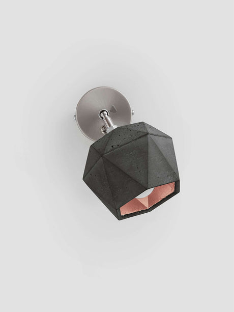 Gantlights T2 Wandspot Beton trianguliert in Dunkelgrau mit kupferfarbener Innenbeschichtung, elegantes Design.