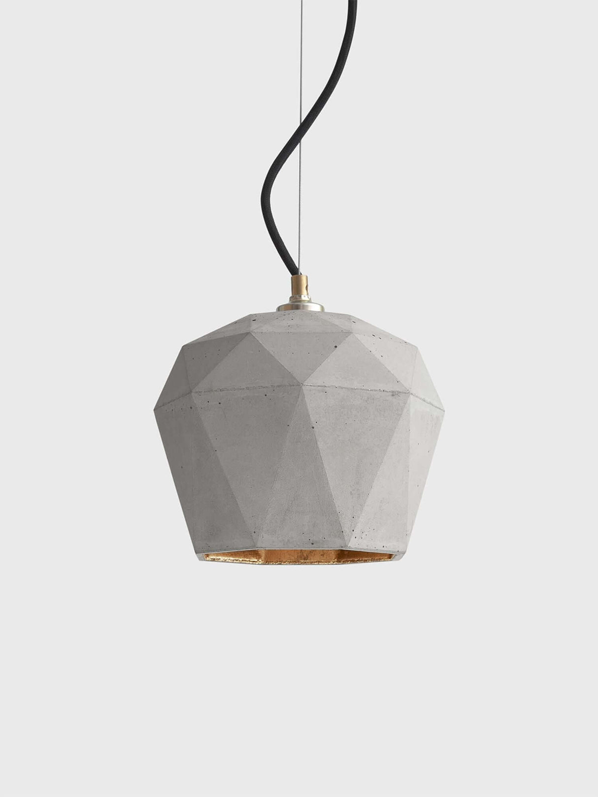 Gantlights T3 Hängelampe aus Beton mit geometrischem Design und goldener Innenseite.