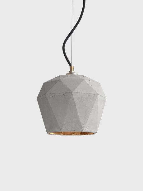 Gantlights T3 Hängelampe aus Beton mit geometrischem Design und goldener Innenseite.
