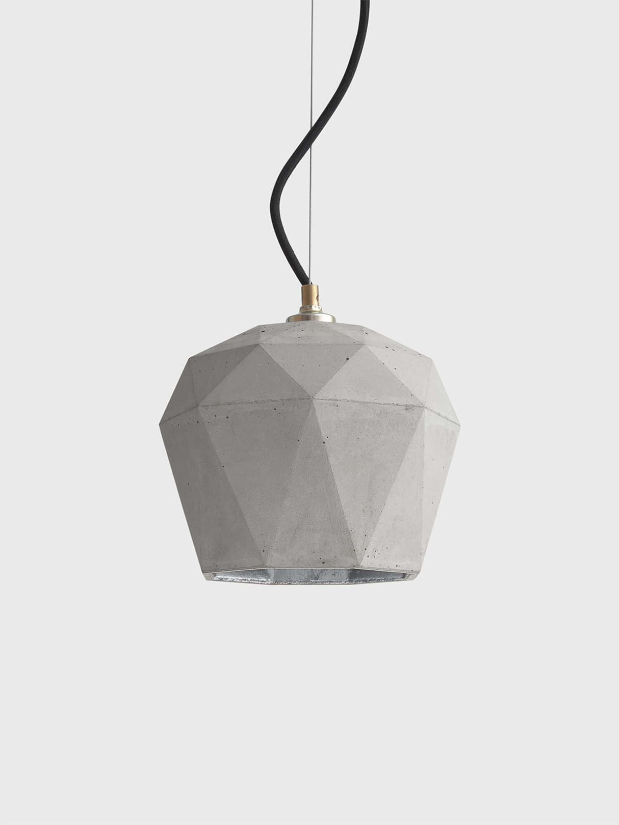 Gantlights T3 Hängelampe aus Beton in geometrischem Design aus Beton mit goldener Innenseite.
