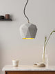 Gantlights T3 Hängelampe aus Beton mit goldener Innenveredelung, ideal für modernes Interieur.