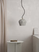 Gantlights T3 Hängelampe aus Beton in modernem Interieur mit geometrischem Design.