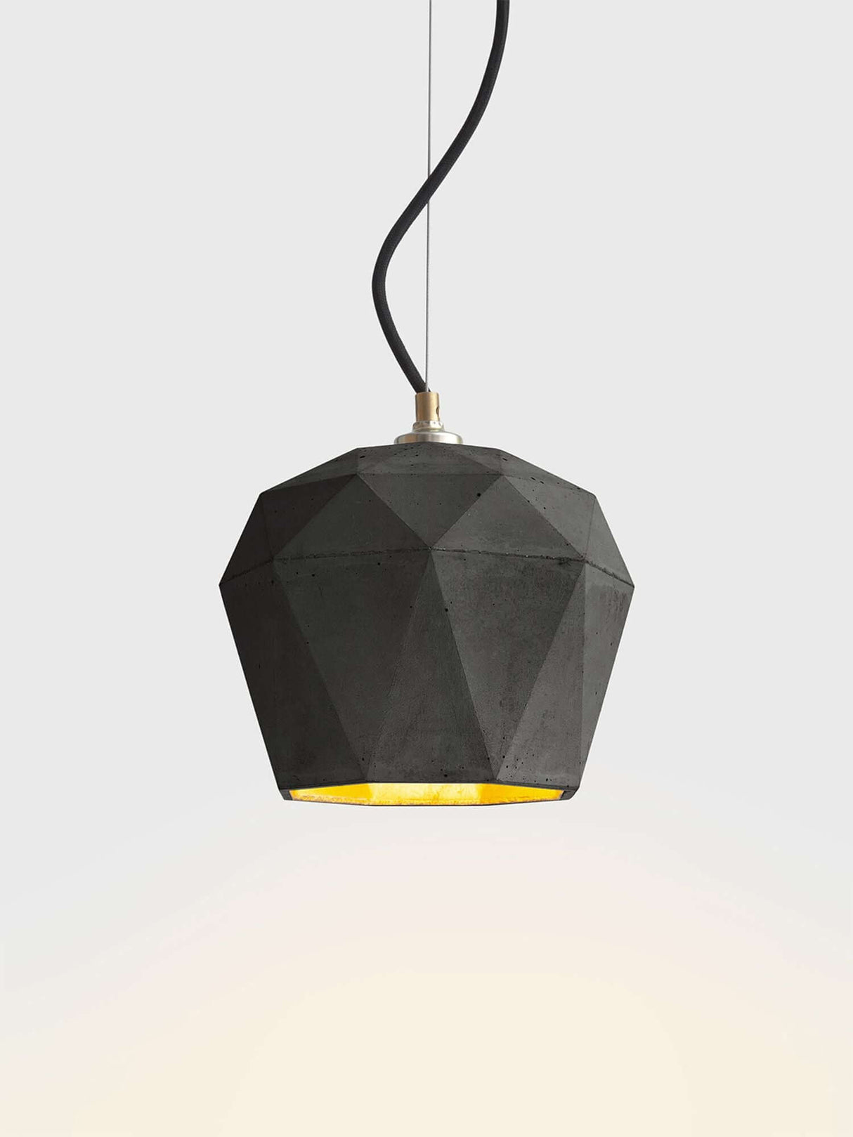Gantlights T3 Hängelampe aus Beton, geometrische Pendelleuchte in Beton mit goldenem Innenleben.