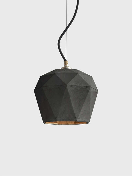 Gantlights T3 Hängelampe aus Beton mit geometrischem Design und goldener Innenseite.