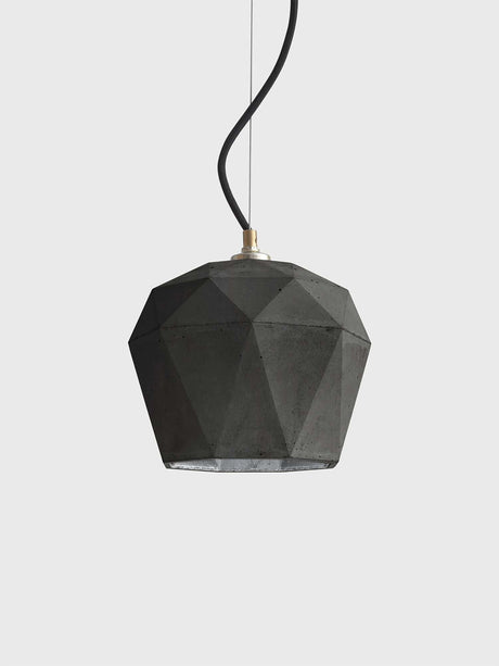 Gantlights T3 Hängelampe aus Beton mit polygonalem Design und goldener Fassung.