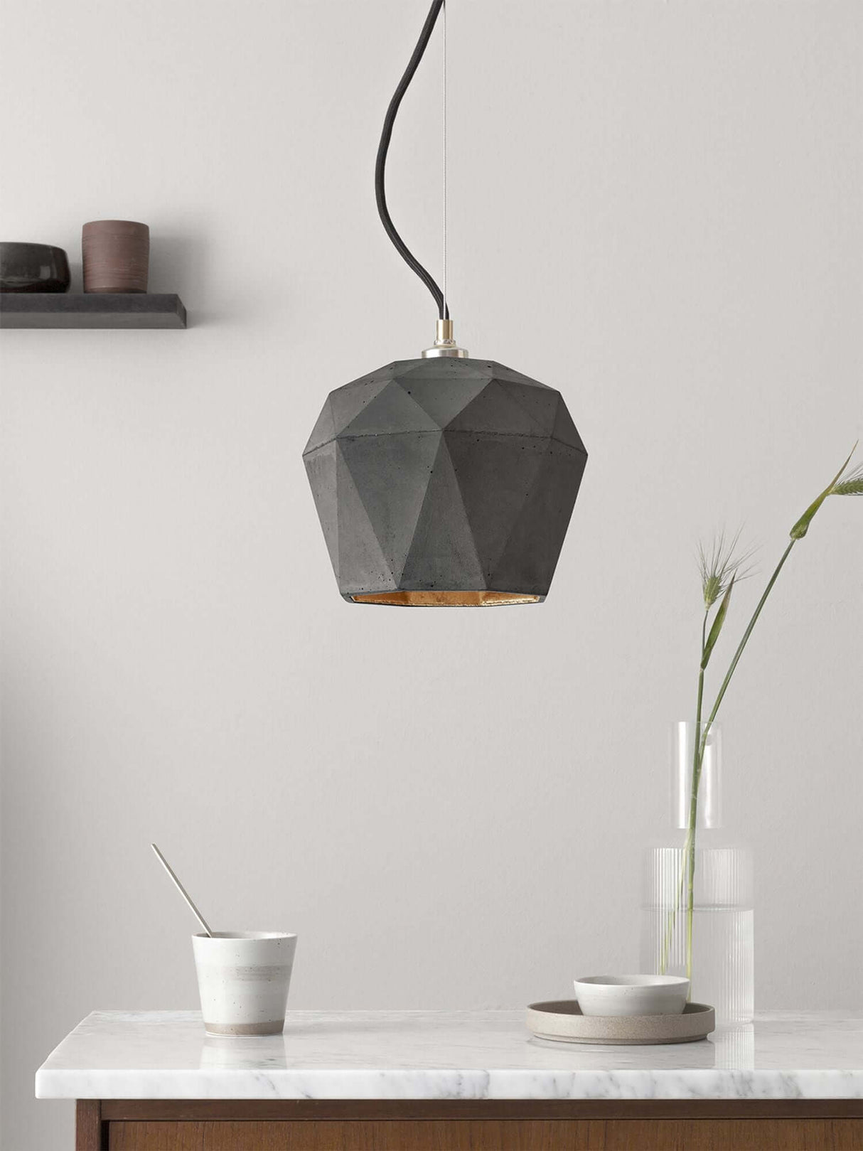 Gantlights T3 Hängelampe aus Beton in modernem Design mit goldener Innenseite.