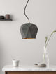 Gantlights T3 Hängelampe aus Beton in modernem Design mit goldener Innenseite.