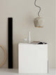 Gantlights T4 Hängeleuchte Beton über einem minimalistischen Tisch mit Vasen und Magazinen.