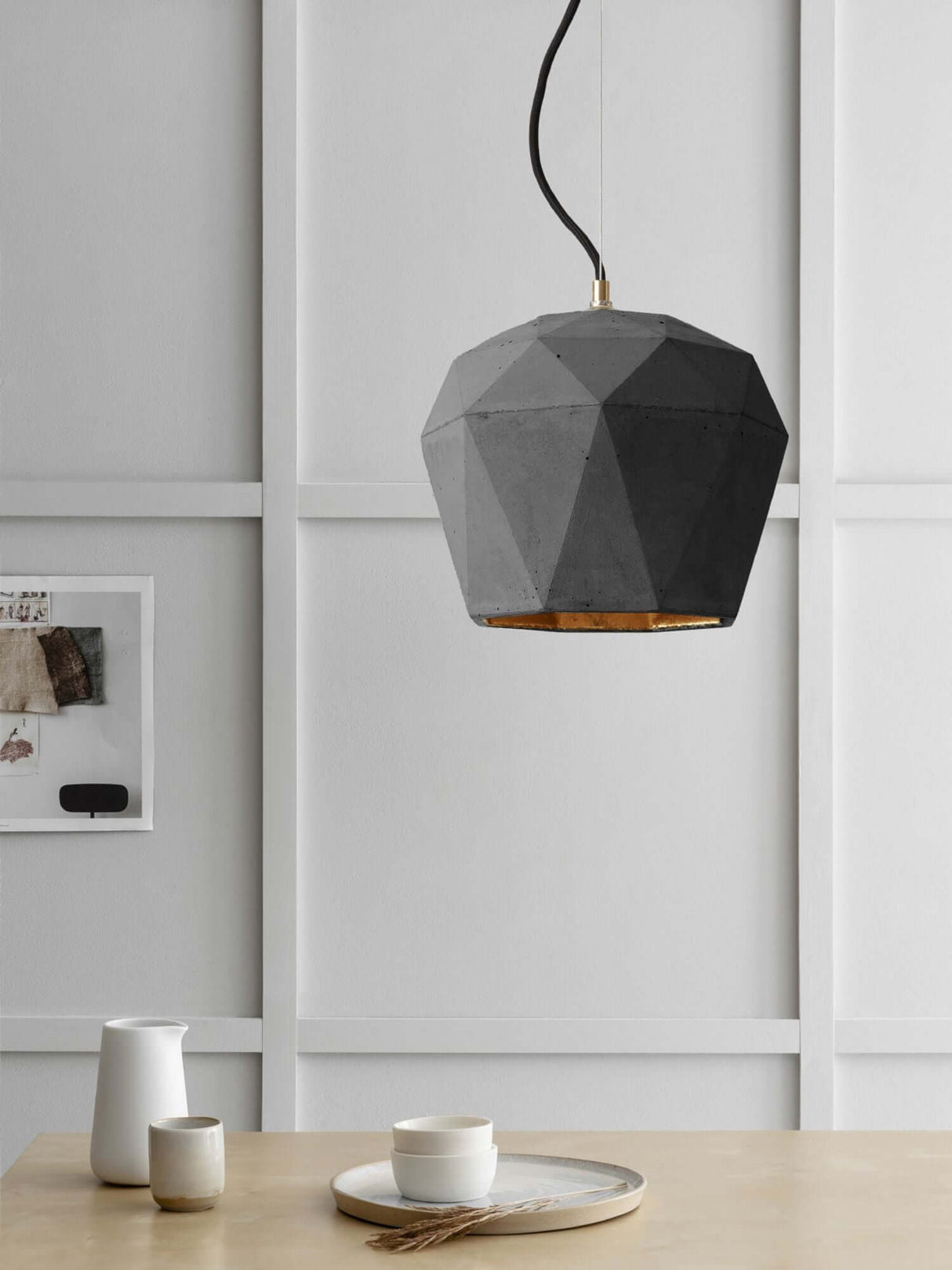 Gantlights T4 Hängeleuchte Beton im minimalistischen Design mit geometrischer Betonform und warmem Licht.
