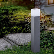 Havepullertlampe Vadra 50cm IP44 Antracit, hvid i havemiljø med moderne linjer.