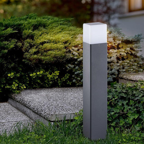 Garten-Pollerlampe Vadra 50cm IP44 Anthrazit, Weiß in Gartenumgebung mit modernen Linien.