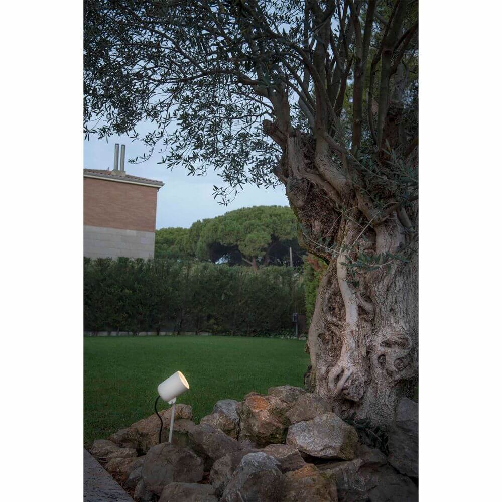 Gartenzubehör SPIKE 45cm Beige im Garten, beleuchtet mit einem eleganten Lampen-Design.