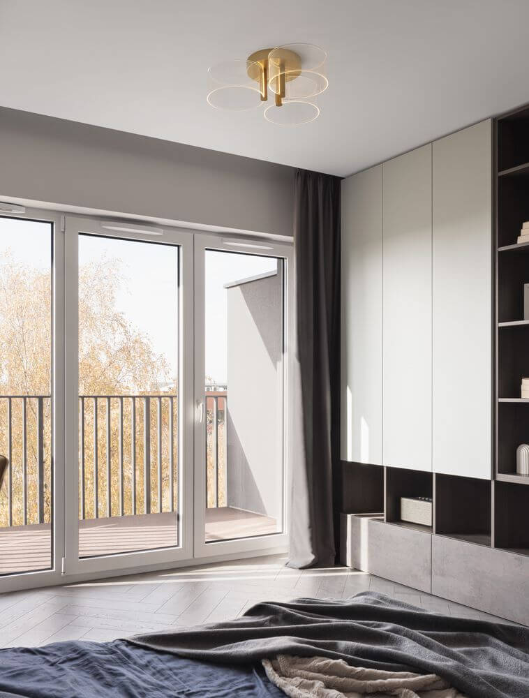 Gatlin LED Deckenleuchte 3-flammig Ø 44cm 3000K Messing-Gold in modernem Schlafzimmer mit Balkonfenstern