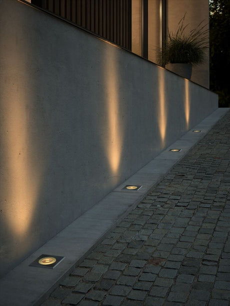 Gehwegstrahler Andor IP67 beleuchten den Gehweg und die Einfahrt mit stilvollem Licht.