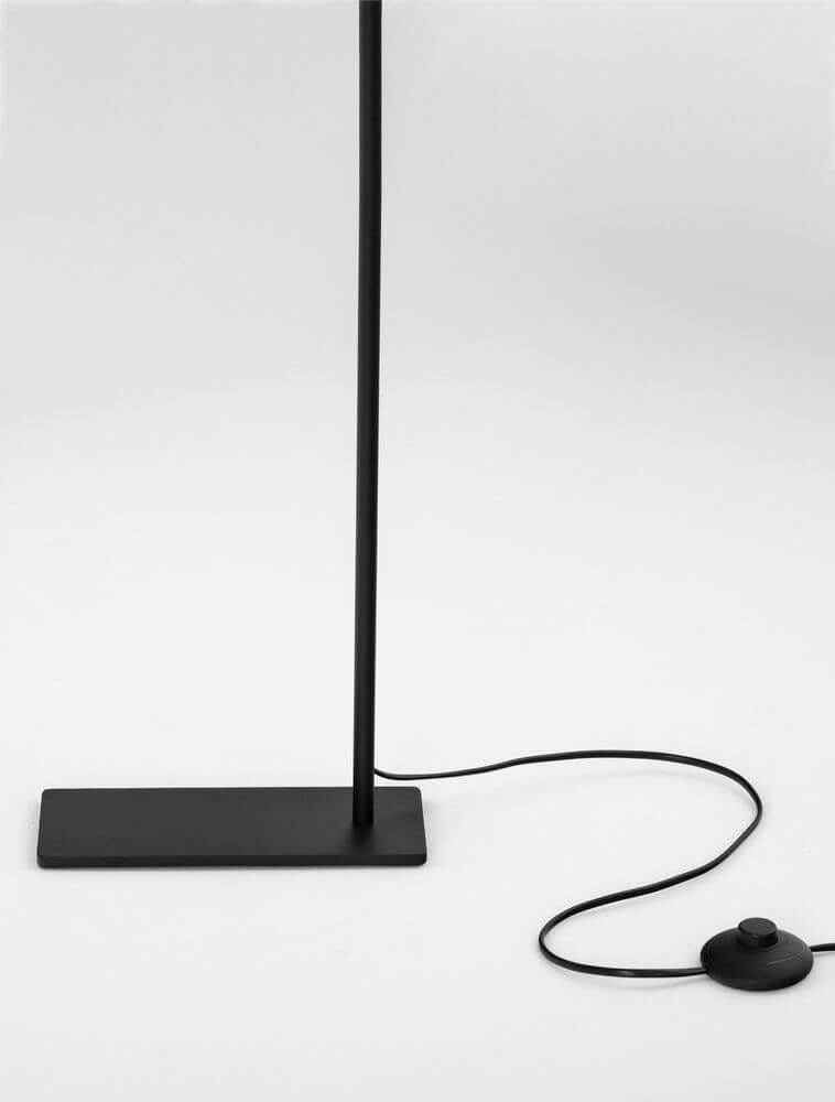 Geko Stehlampe Schwarz, Gold mit schwarzem Sockel und Kabel.
