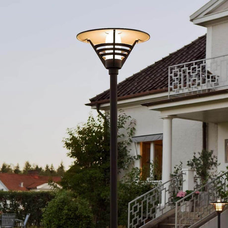 Gemini Standleuchte Schwarz, opales Glas im Freien vor einem modernen Haus.