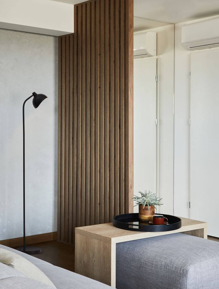 Geti Stehlampe Schwarz, Gold in modernem Wohnraum mit hellem Holz und minimalistischer Einrichtung.