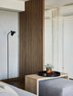 Geti Stehlampe Schwarz, Gold in modernem Wohnraum mit hellem Holz und minimalistischer Einrichtung.