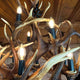 Geweih Chalet Kronleuchter Ø 90cm mit 10 mattschwarzen Kerzenfassungen und harmonischem Licht.