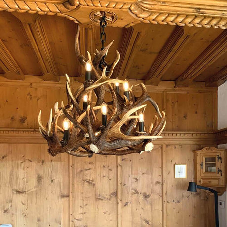 Geweih Chalet Kronleuchter Ø 90cm aus Geweih mit 10 Kerzenfassungen in rustikalem Holzinterieur.