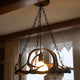 Geweih Chalet Pendellampe Ø 50cm in einem stilvollen Raum mit natürlichem Licht.