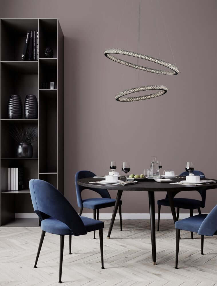 Ginevra LED Pendelleuchte 2-flammig Ø 60,5cm 3000K Schwarz über einem eleganten Esstisch in modernem Wohnzimmer.