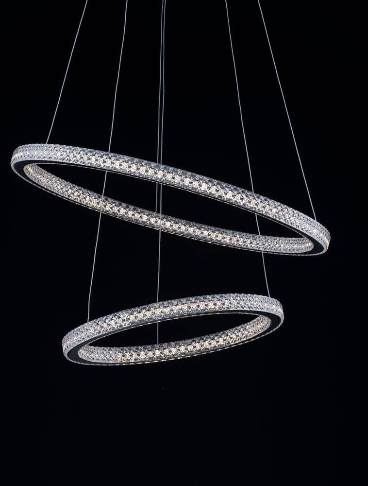 Ginevra LED Pendelleuchte 2-flammig Ø 60,5cm 3000K Schwarz - elegante schwarz-silberne Ringe in der Luft schwebend.