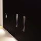 Gips-Einbaustrahler rechteckig 16, 5 x 8cm Streichbar in einer eleganten schwarzen Wandinstallation.