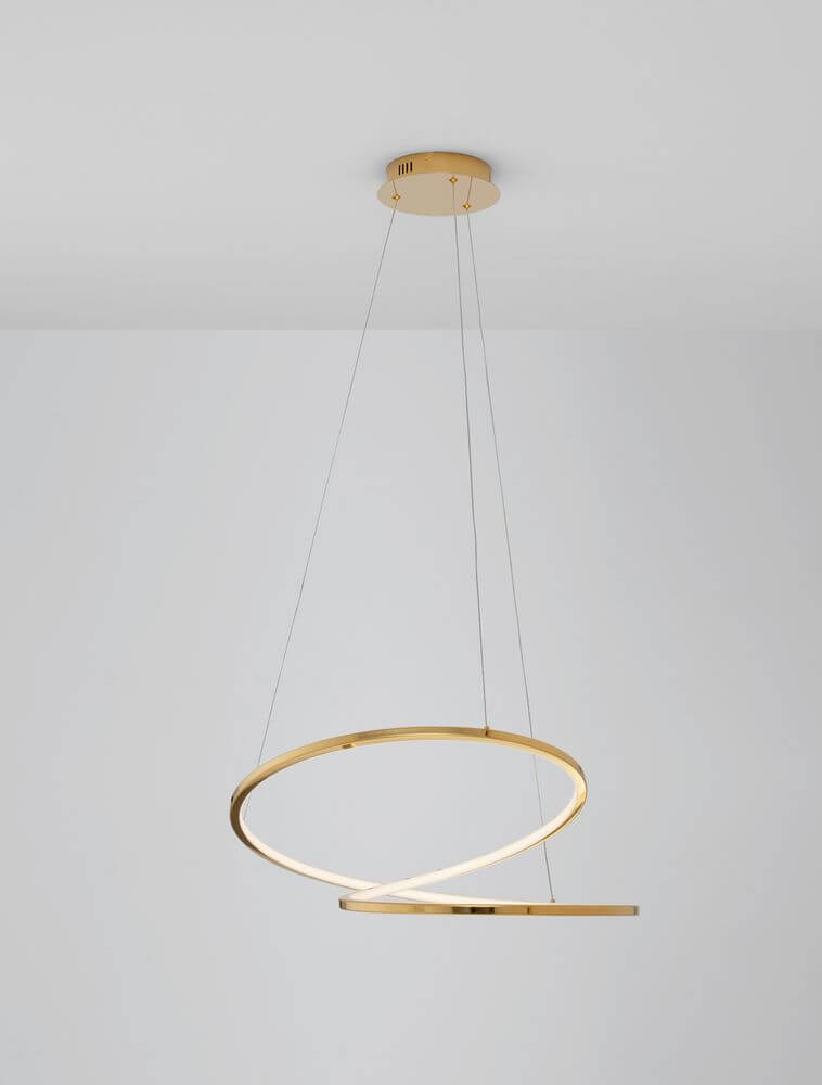 Girish LED Pendelleuchte Ø 60cm 3000K Gold hängt modern und minimalistisch von der Decke.