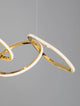 Girish LED Pendelleuchte 3-flammig 3000K Gold - Elegantes Design mit drei goldenen Ringen für stilvolle Beleuchtung.