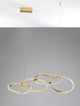 Girish LED Pendelleuchte 4-flammig 3000K Gold mit vier organisch geformten Ringen in edlem Gold.