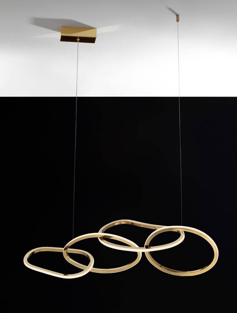 Girish LED Pendelleuchte 4-flammig 3000K Gold mit vier goldenen Ringen in skulpturaler Anordnung.