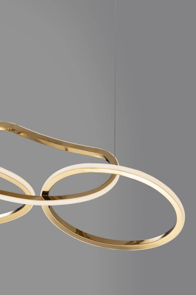 Girish LED Pendelleuchte 4-flammig 3000K Gold mit organisch geformten Ringen in edlem Gold.