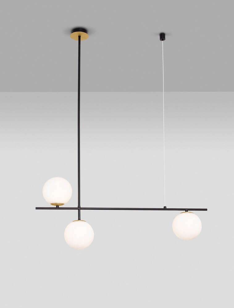 Git Pendelleuchte 2-flammig Gold, Weiß, Schwarz mit opalweißen Glaskugeln und modernem Design.