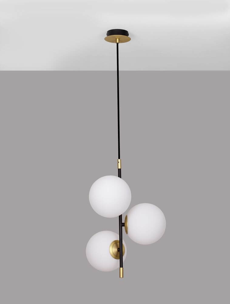 Git Pendelleuchte 3-flammig Ø 33cm Gold, Weiß, Schwarz in elegantem Design mit opak-weißen Glaskugeln.