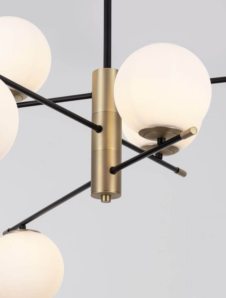 Git Pendelleuchte 6-flammig Ø 100cm Gold, Weiß, Schwarz – Detailaufnahme der opalen Glasgloben und goldfarbenen Akzenten.