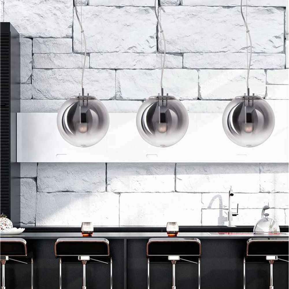 Glas Hängekugel Arabela Ø 30cm in Rauchglas, modernes Lichtdesign über einer Kücheninsel.