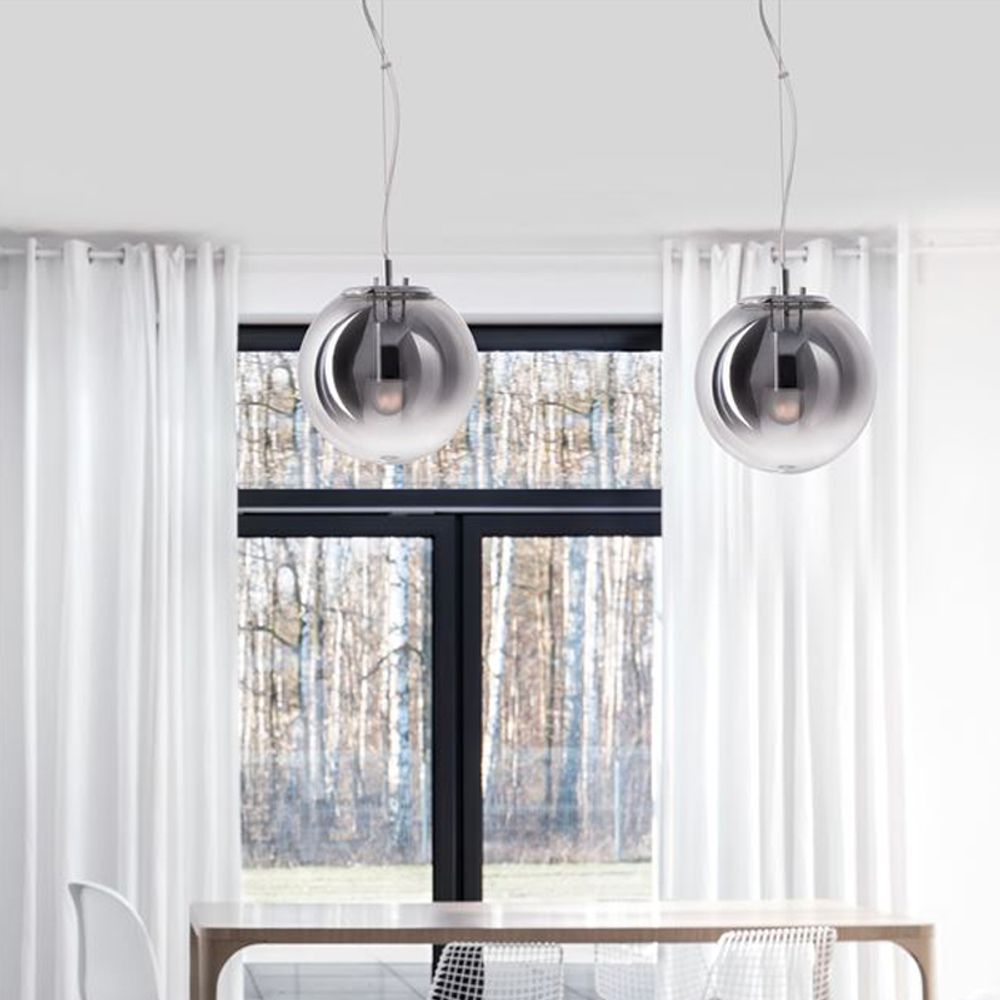 Glas Hängekugel Arabela in Rauchglas, elegante Lichtquelle für modernes Wohndesign im Essbereich.